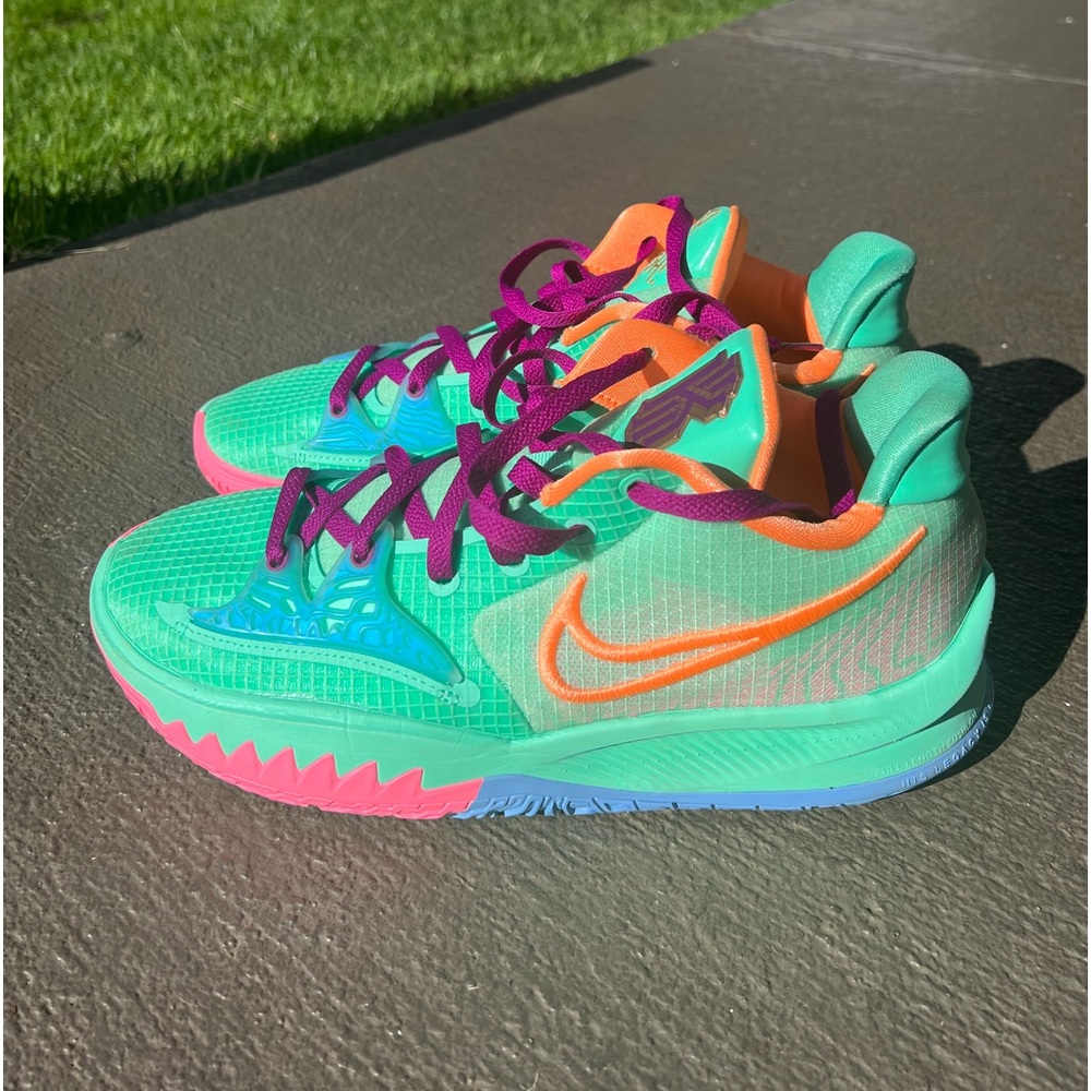Nike Kyrie 4 low keep sue fresh. Never used.